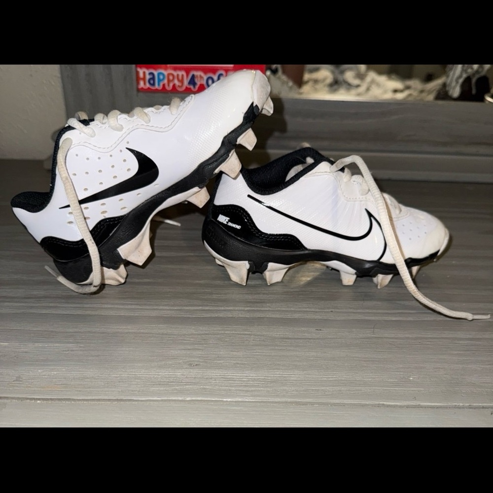 Nike White and Black Sneakers for Everyday Comfort